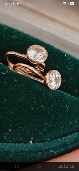 Auksiniai auskariukai