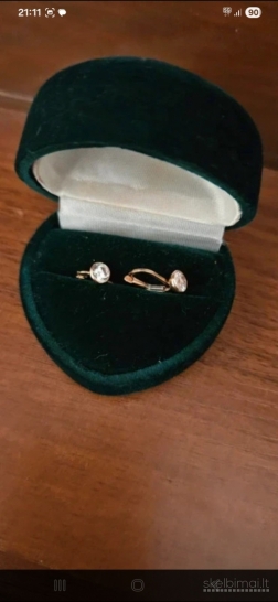 Auksiniai auskariukai