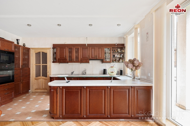 LABAI KOKYBIŠKAS VIENO AUKŠTO NAMAS SU MANSARDA, RŪSIU, DIDELIAME SKLYPE, ITI