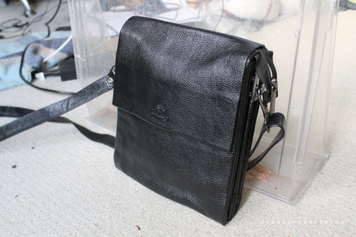 Vyriska rankinė per petį. Tikra oda. Indija.