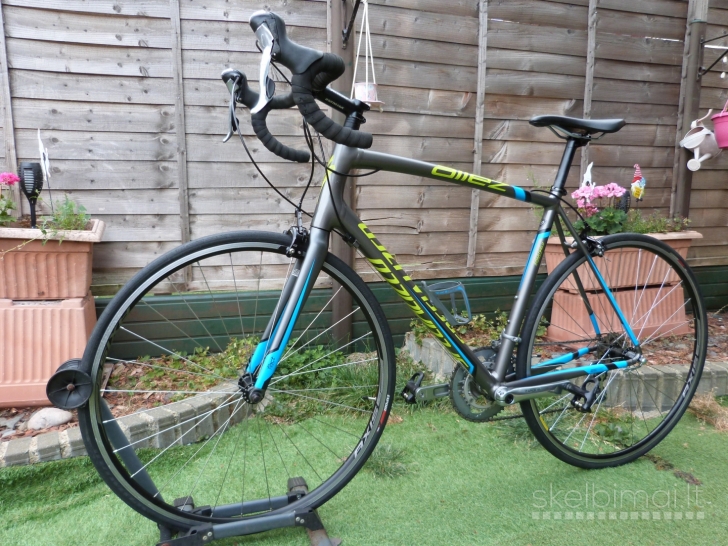 Specialized Allez Elite Road Bike. 700C wheels. Carbon fork. 9kg. 58cm. frame.