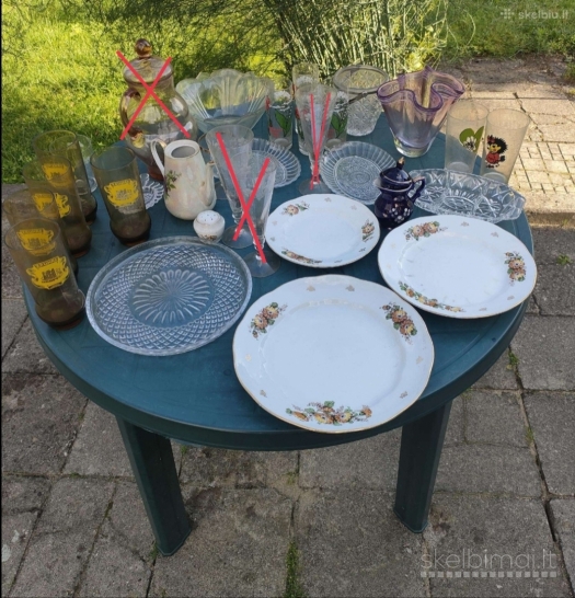 Lėkštės,stiklinės,šaukšteliai,šaukštai, vazos, ąsočiai, indai ir t.t.