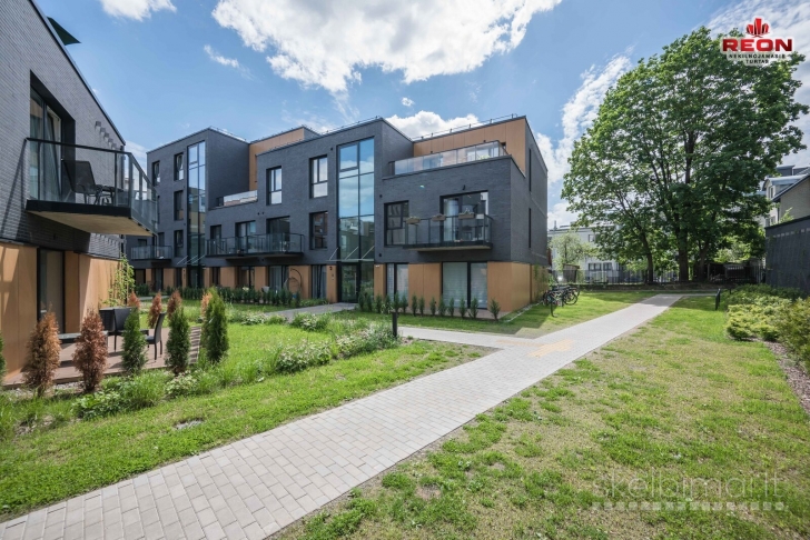 PARDUODAMAS IŠSKIRTINIS 4 KAMBARIŲ BUTAS SU DIDELE TERASA ŽVĖRYNE!