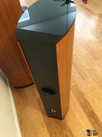 JAMO D590 floor standing speakers. Made in Denmark.
