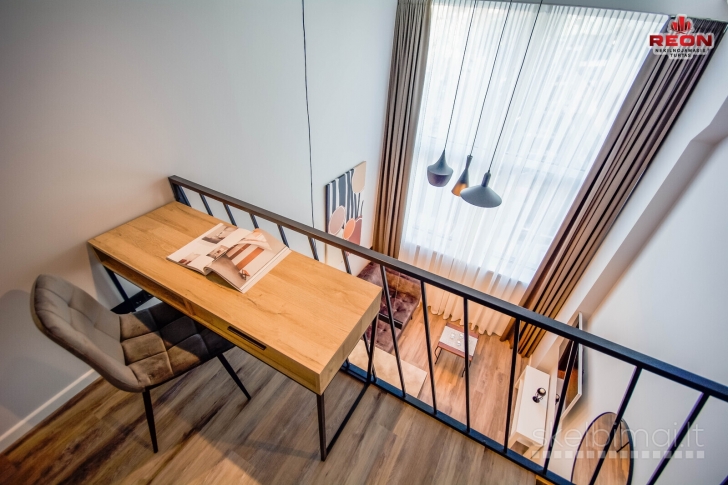 NUOMOJAMAS NAUJAS, PILNAI ĮRENGTAS LOFTAS NAUJAMIESTYJE.