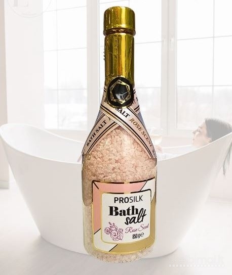 Prabangios vonios putos ir druska šampano butelyje