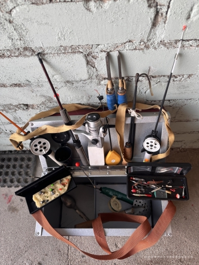 Žvejybos reikmenų dėžę su žvejybos visa įrangą