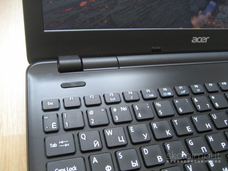 ACER E5-571 i3/ SSD 240GB/ 8GB/ gera baterija