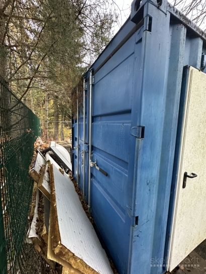 Parduodamas jūrinis konteineris su šešiais ventiliatoriais