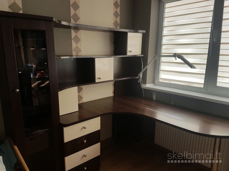 Kampinį rašomą stalą