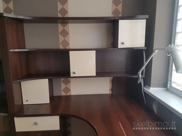 Kampinį rašomą stalą