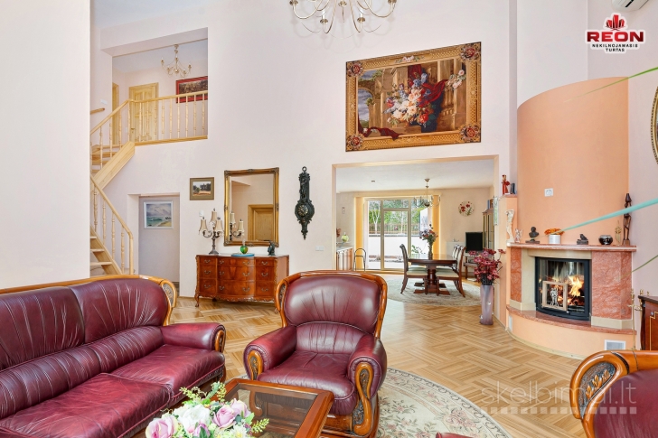 LABAI KOKYBIŠKAS VIENO AUKŠTO NAMAS SU MANSARDA, RŪSIU, DIDELIAME SKLYPE, ITI