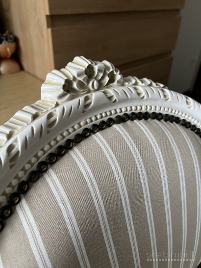 Senovinis fotelis ir suoliukas