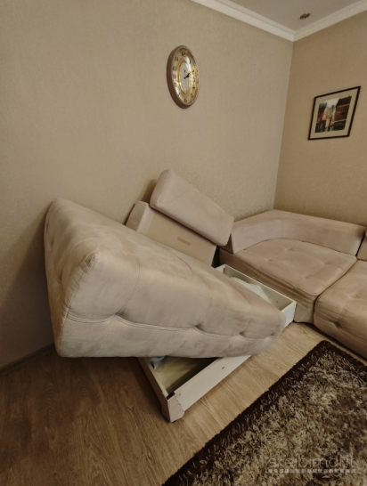 Parduodu naudotą minkštą kampą su foteliu.