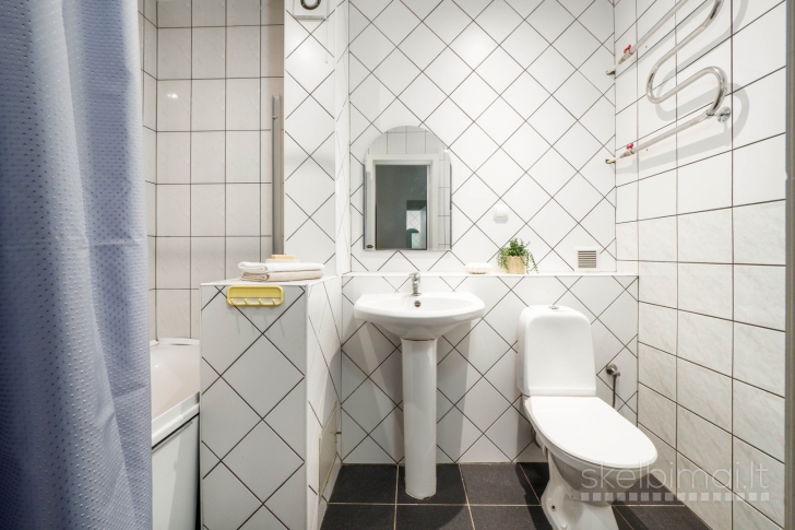 FABIJONIŠKĖSE PARDUODAMAS 2 K, 50 KV.M BUTAS SU ATSKIRU ĮĖJIMU.