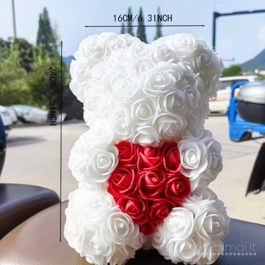 Baltas dirbtinių rožių meškiukas su raudona širdimi