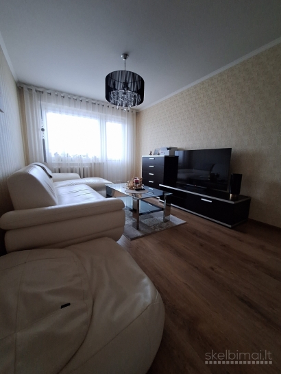 Parduodamas 3 nepereinamų kambarių butas