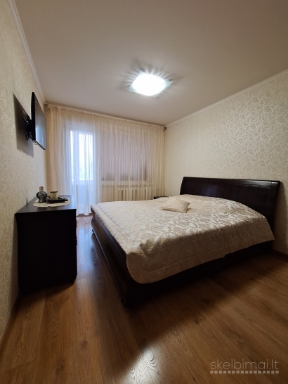 Parduodamas 3 nepereinamų kambarių butas