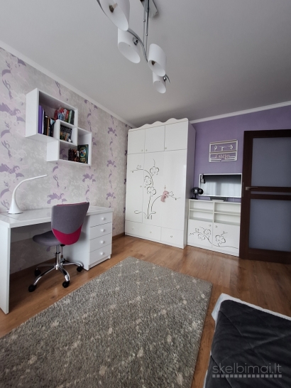 Parduodamas 3 nepereinamų kambarių butas