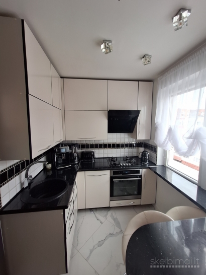 Parduodamas 3 nepereinamų kambarių butas