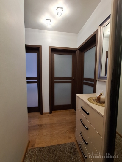 Parduodamas 3 nepereinamų kambarių butas