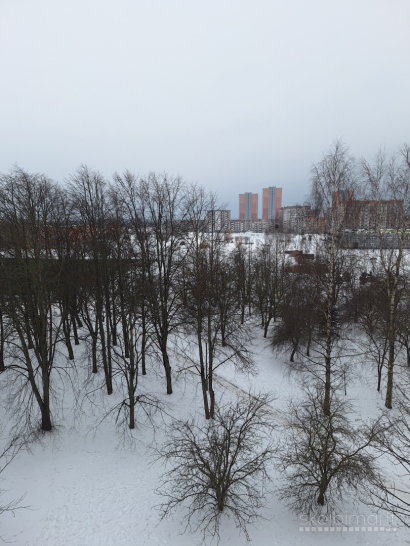 Parduodamas 3 nepereinamų kambarių butas