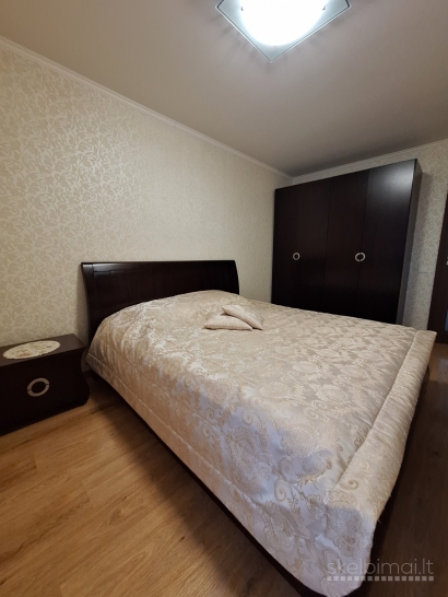 Parduodamas 3 nepereinamų kambarių butas