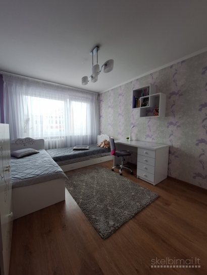 Parduodamas 3 nepereinamų kambarių butas