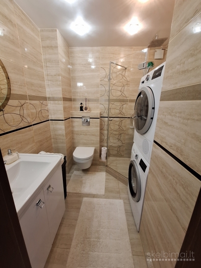 Parduodamas 3 nepereinamų kambarių butas