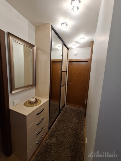 Parduodamas 3 nepereinamų kambarių butas