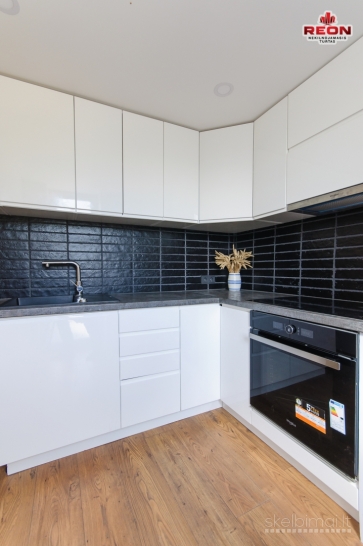 PARDUODAMA DALIS NAMO (DVIEJŲ KAMBARIŲ BUTAS)