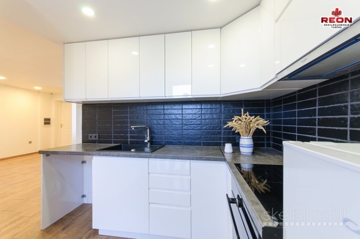 PARDUODAMA DALIS NAMO (DVIEJŲ KAMBARIŲ BUTAS)