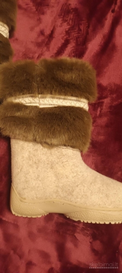 Parduodami nauji moteriški veltiniai batai