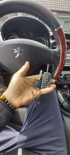 AUTOMOBILIŲ ATRAKINIMAS