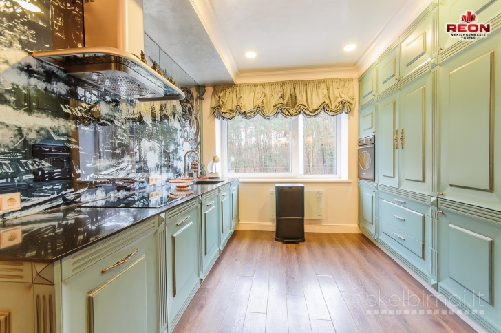 VISIŠKAI NAUJAI ĮRENGTAS 3 KAMBARIŲ BUTAS SU JACUZZI IR VIETA  UŽDARAME KIEM