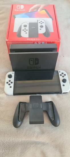 Parduodu atrištą Nintendo Switch Oled - 280€