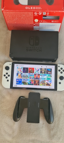 Parduodu atrištą Nintendo Switch Oled - 280€