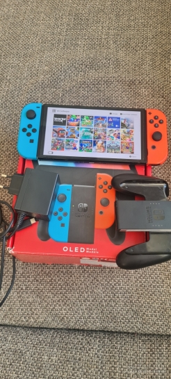 Parduodu atrištą Nintendo Switch Oled - 260€