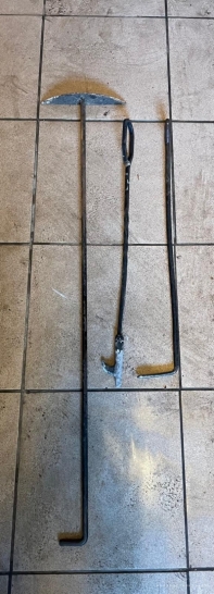 Pečiaus, katilinės, krosnies priežiūros įrankiai.Ilgi metaliniai strypai