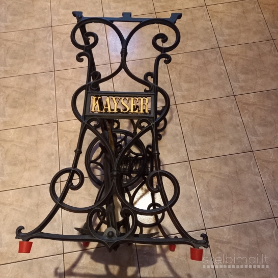 Staliukas ant siuvimo mašinos kojų