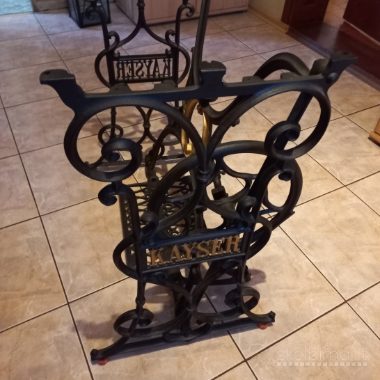 Staliukas ant siuvimo mašinos kojų