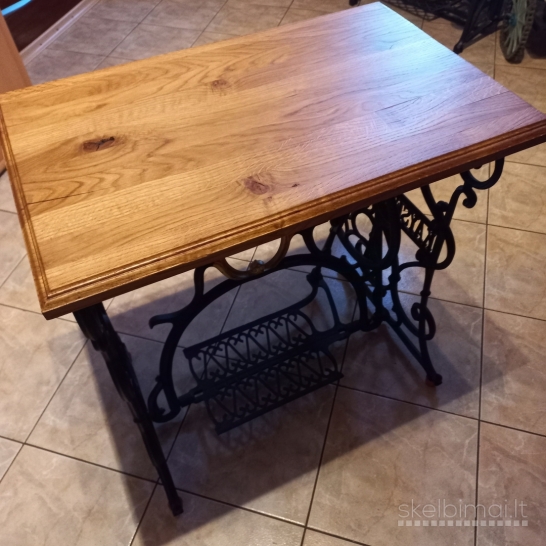 Staliukas ant siuvimo mašinos kojų