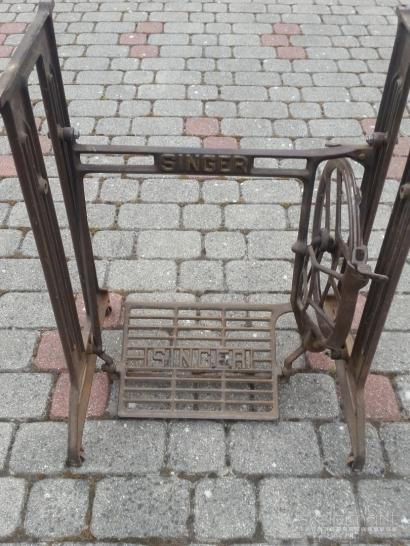 Staliukas ant siuvimo mašinos kojų