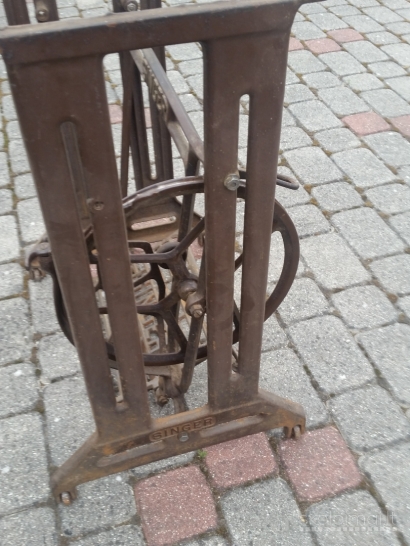 Staliukas ant siuvimo mašinos kojų