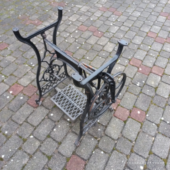 Staliukas ant siuvimo mašinos kojų