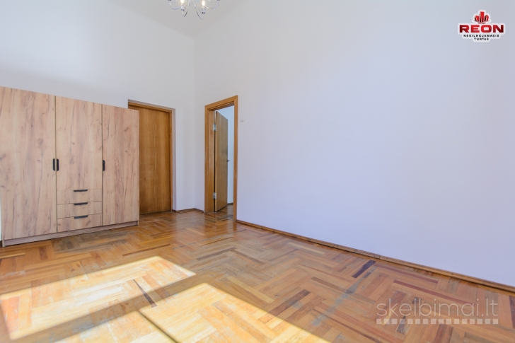 TVARKINGAS 4 KAMBARIŲ BUTAS SENAMIESTYJE!