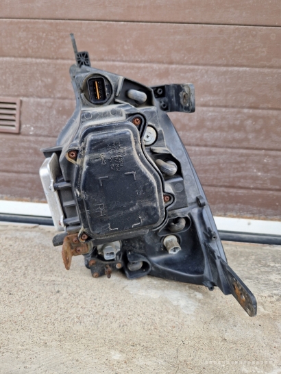 Opel Antara dešinės pusės priekinis žibintas XENON