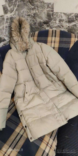 Vero Moda pūkinė striukė su kailiuku