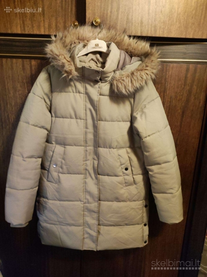 Vero Moda pūkinė striukė su kailiuku