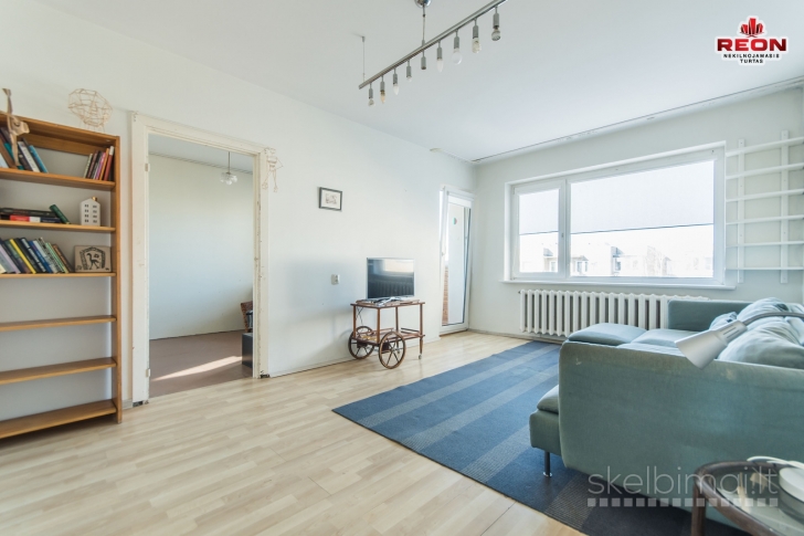 PARDUODAMAS 3 KAMBARIŲ BUTAS APSUPTAS MOKYMO, VALSTYBINIŲ ĮSTAIGŲ IR PARDUOT